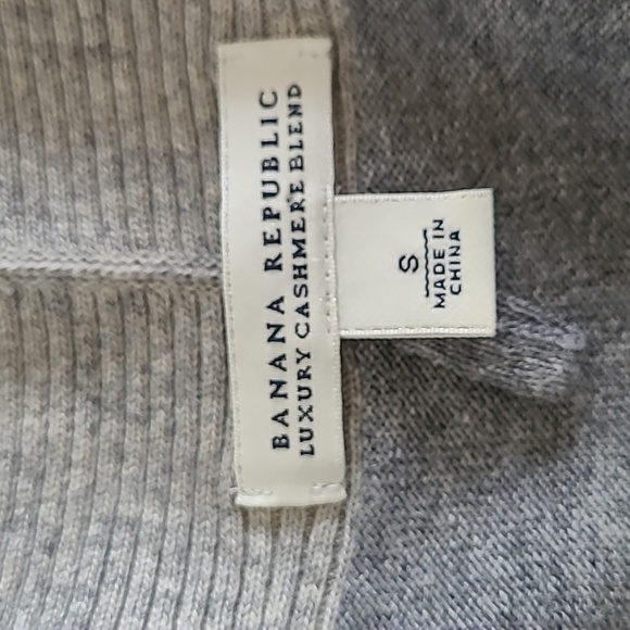 Banana Republic Grey Luxury Cashmere Blend Sweater with Ribbed Detail size Small - Picture 3 of 6